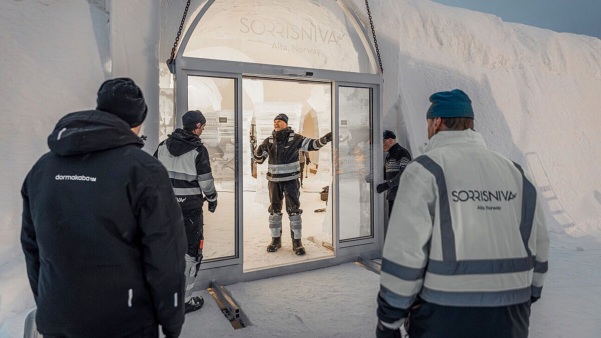 Eine komplexe Eingangsfront wird im Eis eingesetzt.