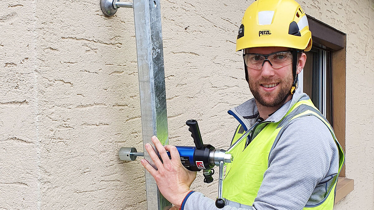 Essai de charge associé à des ponts de répartition d’efforts visant à étudier la rupture de la pierre.