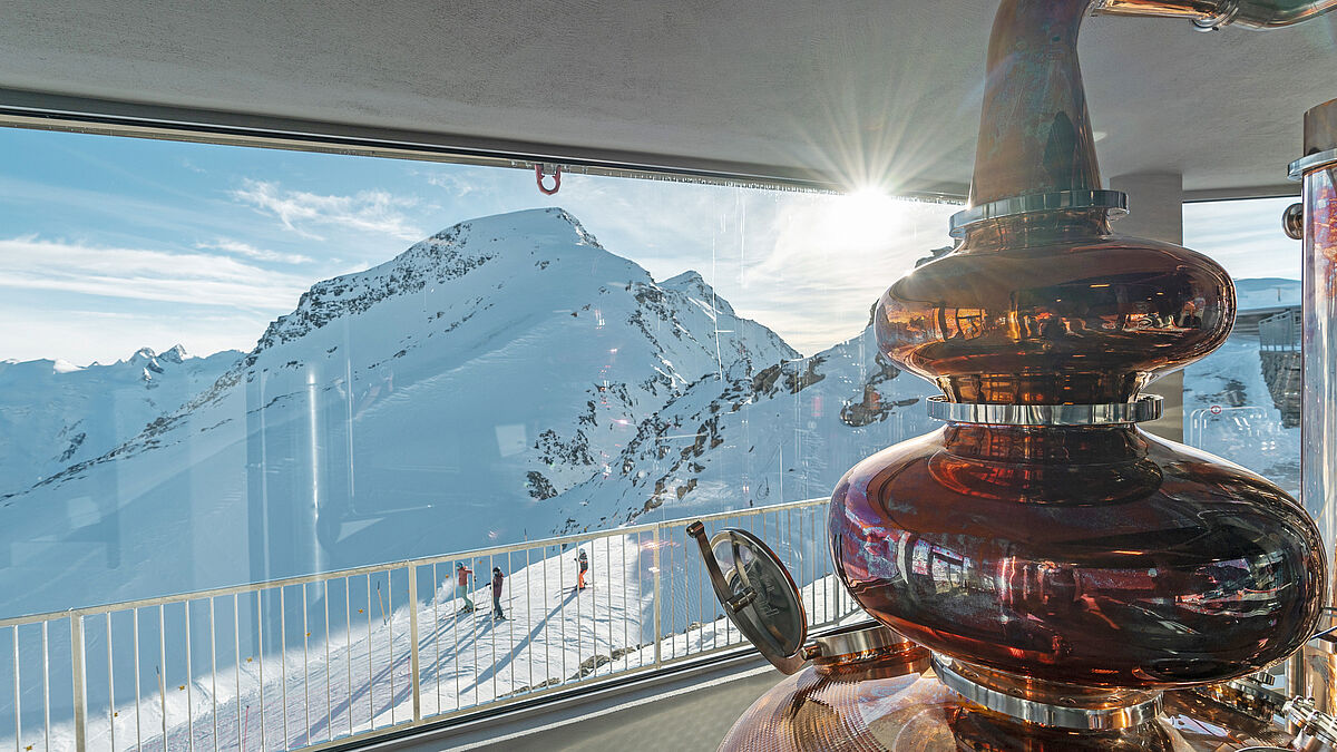 Um gleichermassen faszinierende Aus- und Einblicke zu schaffen, setzten die Bauherren auf grossformatige Fenster mit energetisch hochwirksamer Isolierverglasung.