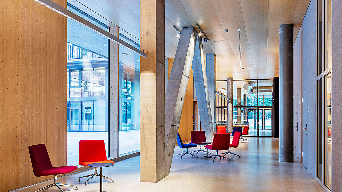 Raum für den kommunikativen Austausch: Grossflächige, bodentiefe Fenstersysteme stellen Blickbeziehungen nach aussen zum Campusplatz her. 