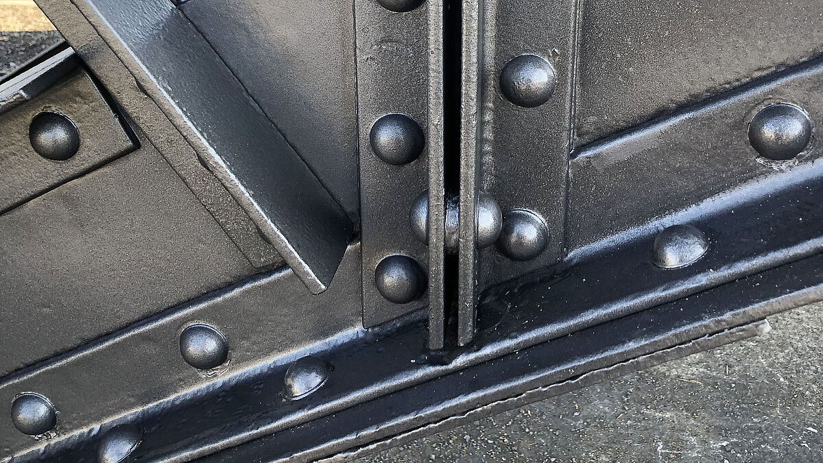 Environ 7500 rivets soutiennent la construction.