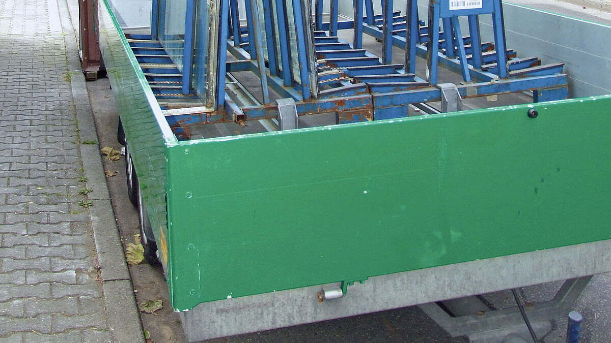 Simple, mais fonctionnelle : cette remorque a été spécialement conçue pour recevoir des chevalets blocables au sol.Photo : Dontworry/Creative Commons