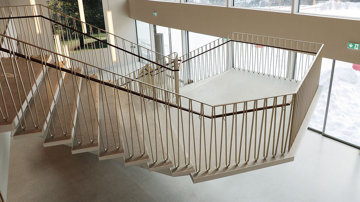 Bild: Bafento. Blick von oben: Der Bodenbelag wurde im Anschluss an die Geländermontage vergossen.