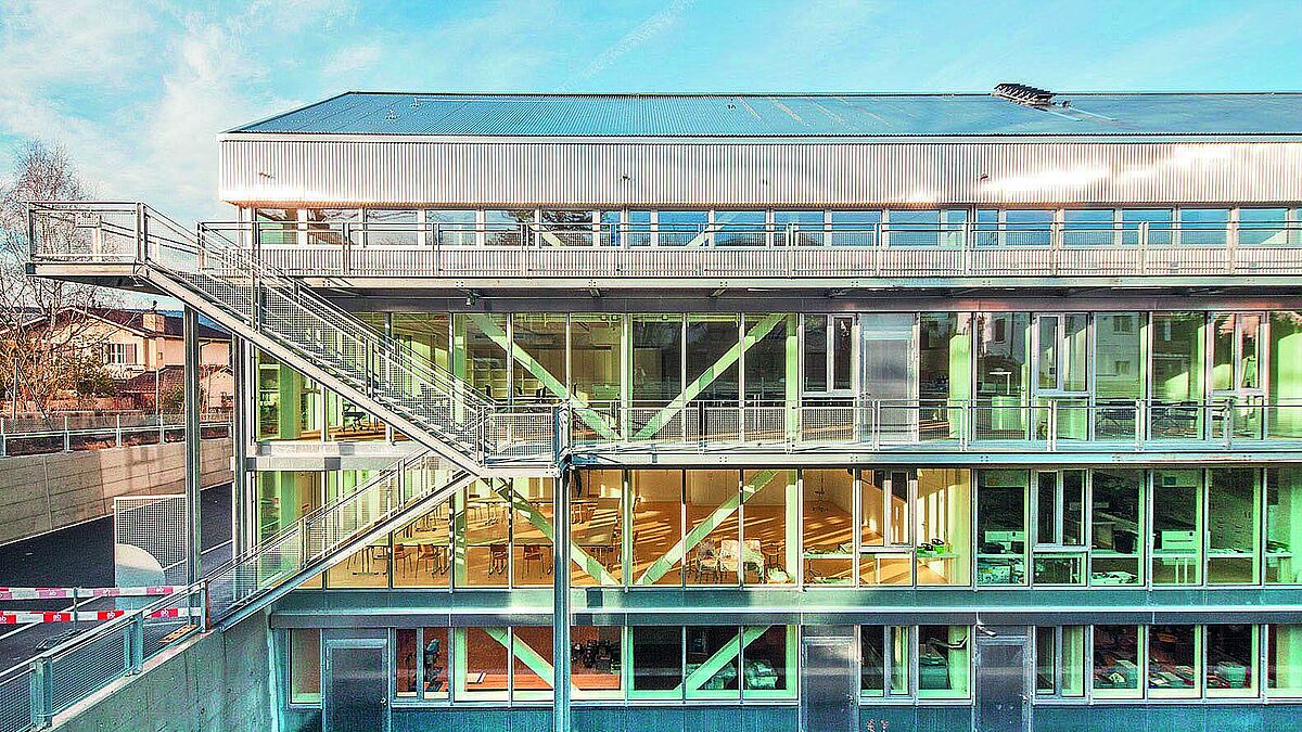 Die Fachwerke sind durch die Glasfassade hindurch gut sichtbar.