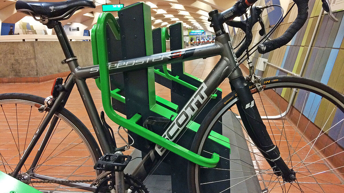 Mit dem Fahrradständer Bikeep von Velopa wird das Fahrrad rund um die Uhr verschlossen, überwacht und einwandfrei geschützt.