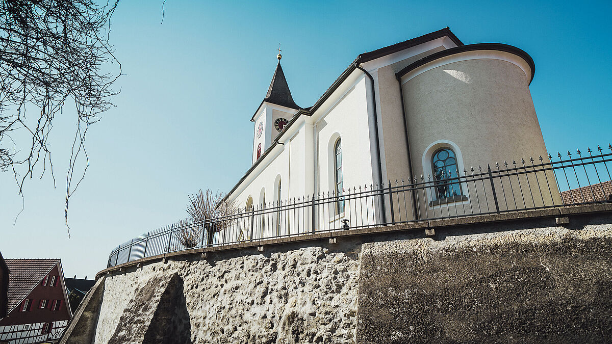 Das fertige Geländer bei der Kirche Uesslingen. Der Verlauf der Mauer stellte spezielle Anforderungen, die mit TopSolid’Steel bestens zu erfüllen waren.