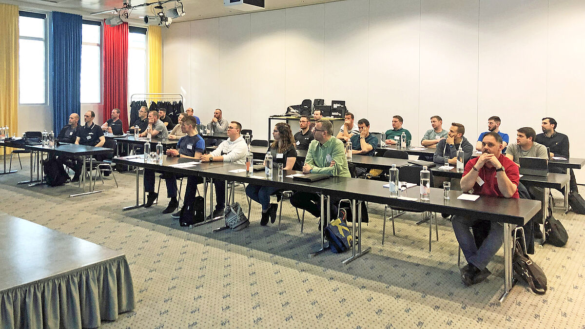 An der Schulung erfuhren die zukünftigen Botschafter, was ihre genauen Aufgaben sind und wie sie dabei am besten vorgehen – von der Vorbesprechung mit dem Werklehrer, dem Organisieren und Abholen des benötigten Materials bis zum Abschluss und zur Nachbearbeitung ihres Einsatzes.