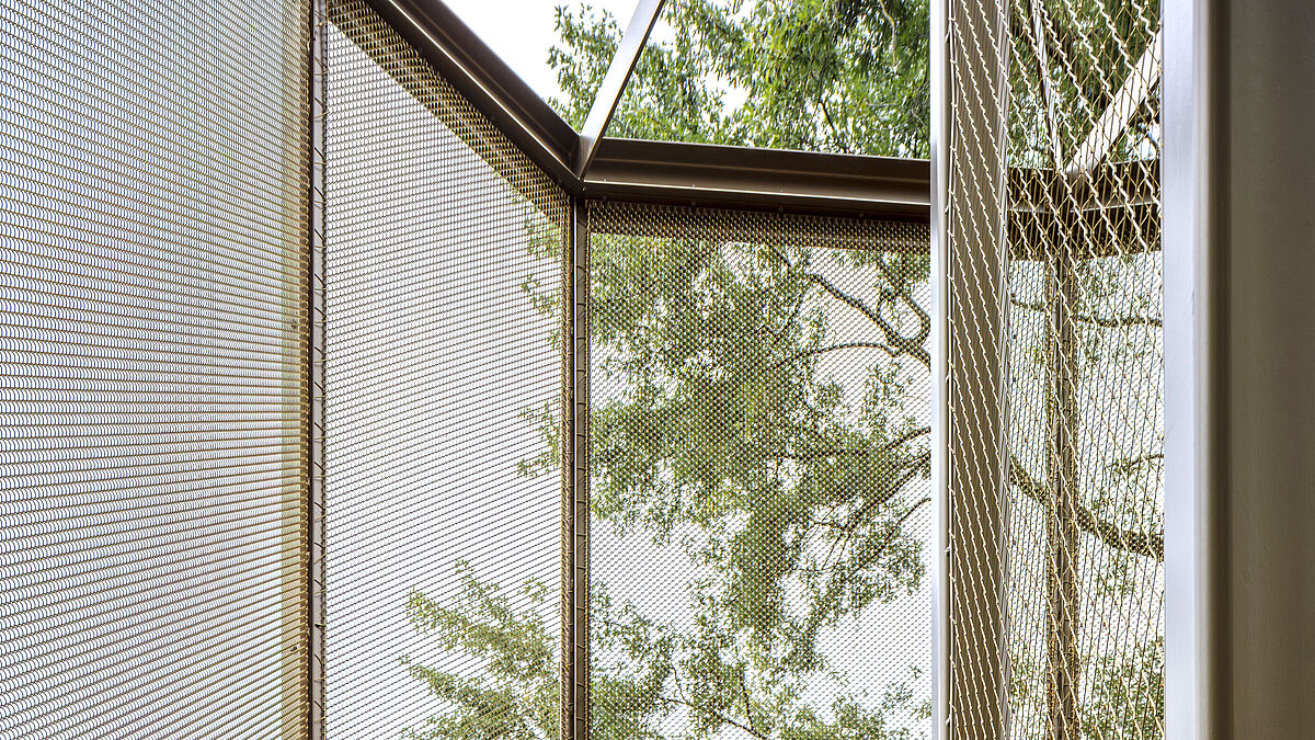 Gitterroste und Stufen mit Gleitschutz. Auf der Innenseite gewähren Handläufe ein sicheres Begehen.