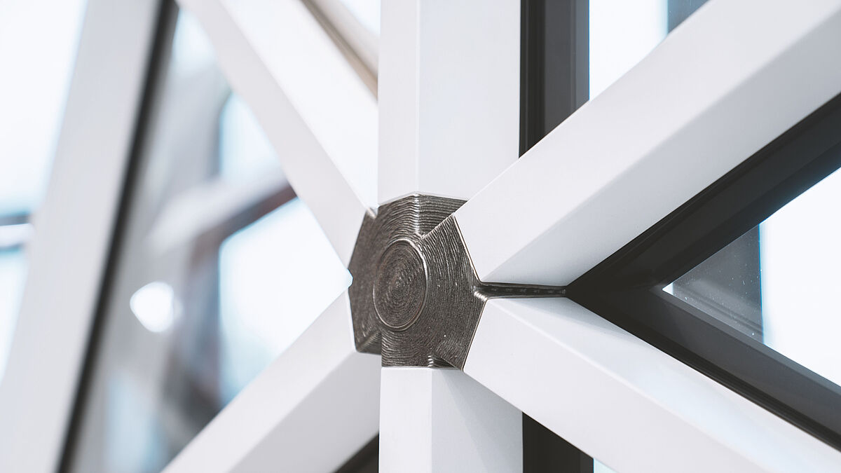 Detailansicht Knotenpunkt. Die Stahlprofile werden 90° geschnitten und nahtlos mit dem Knotenpunkt verbunden.