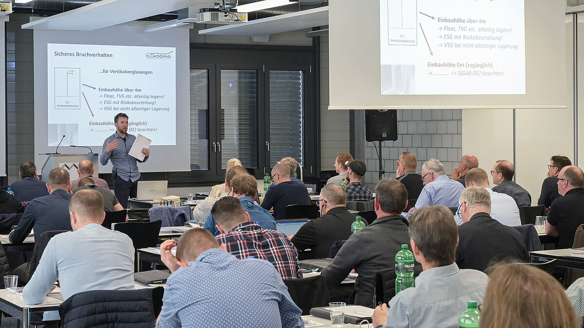 Pendant deux jours, le séminaire a permis d’apprendre beaucoup de choses sur le thème de la construction en verre. Sur la photo, l’intervenant Mario Russi.