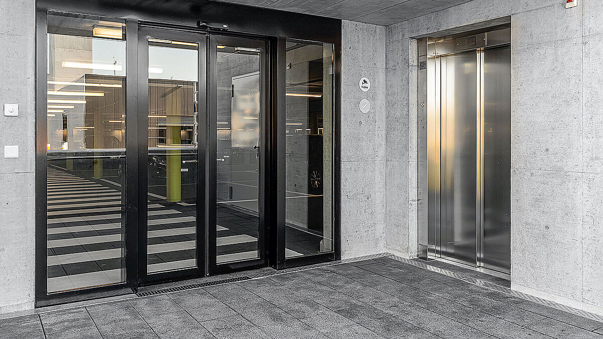Als Abschluss- oder Windfangtüren zu den verschiedenen Parkdecks kamen zweiflügelige Brandschutz-Schiebetüren mit Fluchtwegfunktion des Systems Forster Fuego Light zum Einsatz.
