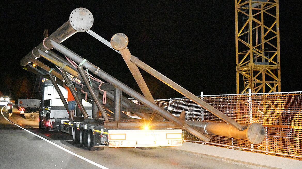 Transport in der Nacht und Positionierung des Gitterträgers auf der auskragenden Arbeitsbühne, bereit für das Versenken.