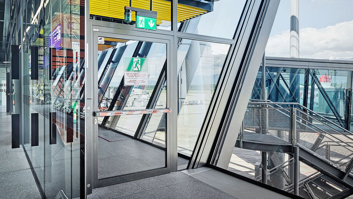 Flügeltüren mit Forster Fuego light EI30 gliedern einzelne Brandschutzabschnitte im Terminal und öffnen im Notfall reibungslos Fluchtwege.