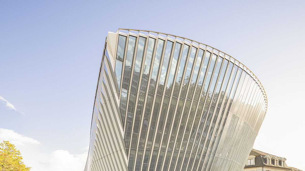 Beide Stirnseiten sind von, nach aussen gewölbten Flächen, geprägt.