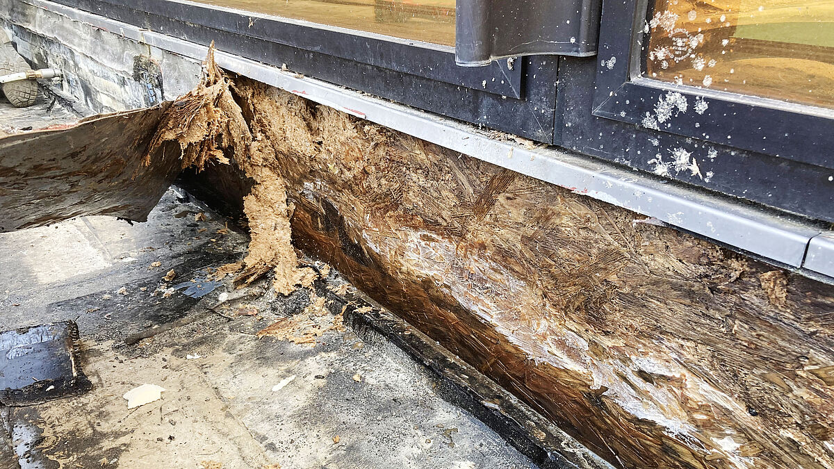 Bild 3: Schadenfall an Metall-Fenstersockel mit eingebauten Grobspanplatten (OSB-Platten).