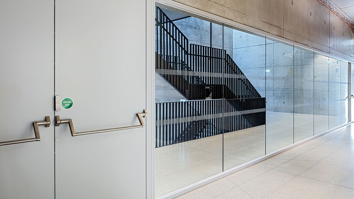 Klare Ästhetik bis ins Detail: Die Innenverglasung mit Forster Presto ist ohne konstruktive Unterteilung mit Silikonfugen ausgeführt und bildet einen flächenbündigen Übergang zu den Brandschutztüren Forster Fuego light. 