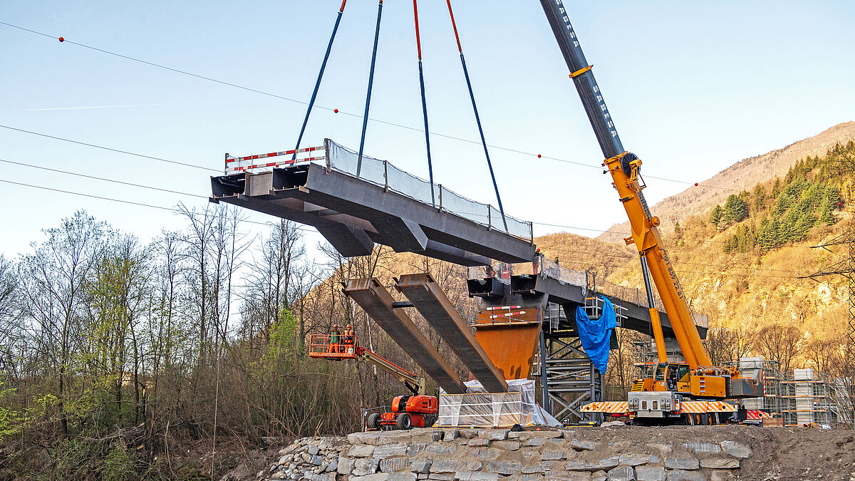 Teilstück 6 wird an seinen Zielort gehievt.