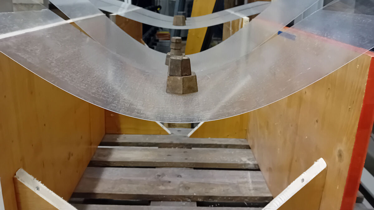 Projektspezifischer Dreipunktbiegeversuch am monolithischen, 0,7mm CVG, Spannweite 600mm, Auflast 10N und 15N.