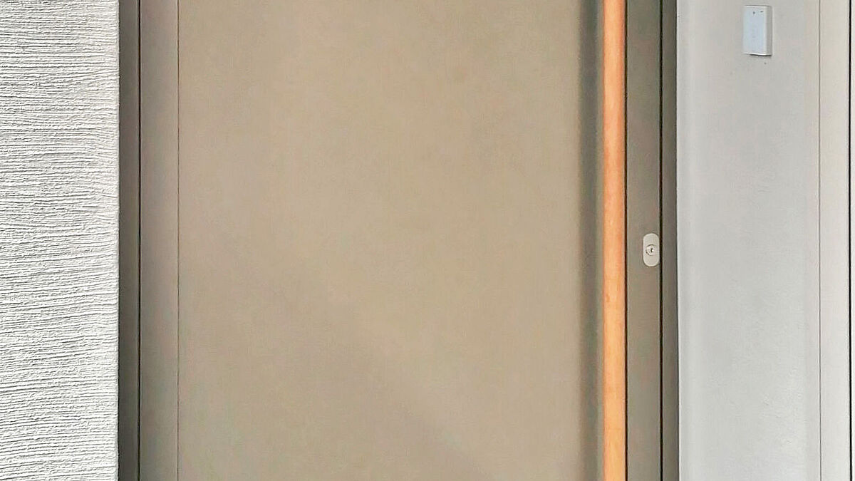 Mit der über die ganze Flügelhöhe frei gespannten Holzgriffstange kann auf Schlosshöhe kein Zug oder Druck auf den Flügel ausgeübt werden.