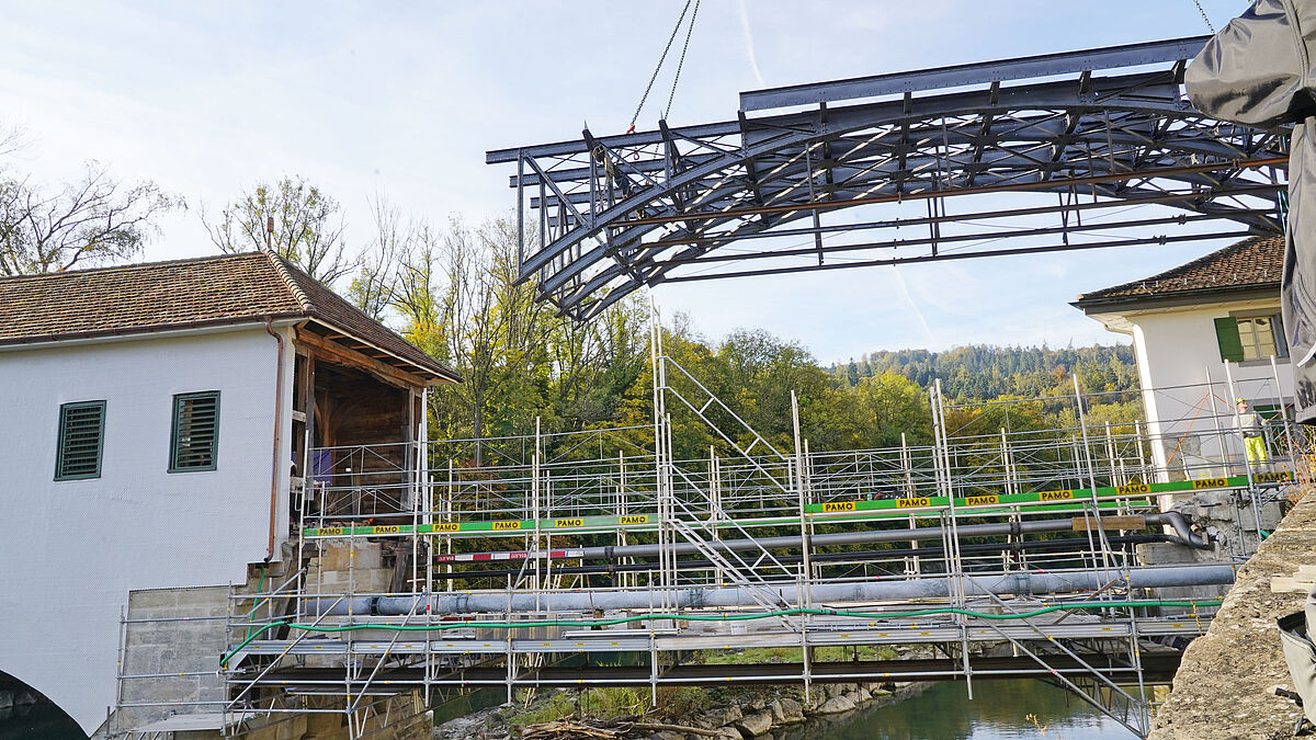 Le pont fraîchement restauré est hissé à quelques mètres au-dessus de la Limmat à l’endroit prévu. 