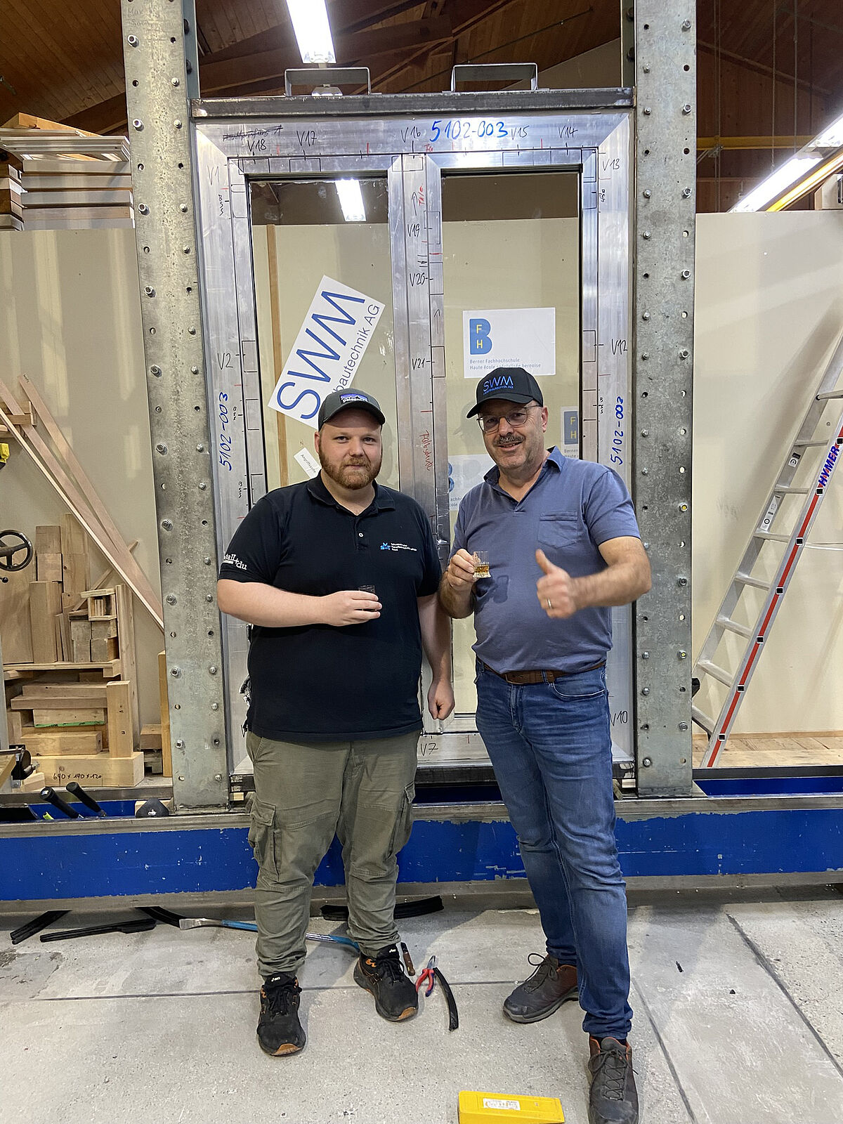 Prüfungen nach SN EN RC3 und RC4 erfolgreich beendet. Dominic (links) und Christoph Wyler stossen auf den Erfolg an.