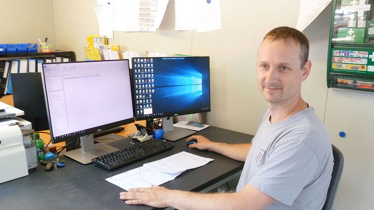 Betriebsleiter Philipp Frei erklärt den Ablauf bei einer Bestellung durch eine Metallbauunternehmung.