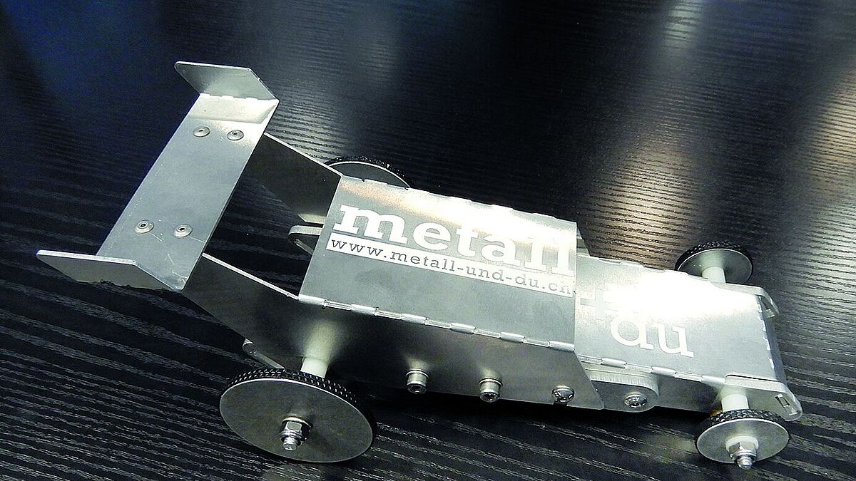 Werkstück-Klassiker: selbstfahrendes Dragster-Modellauto.