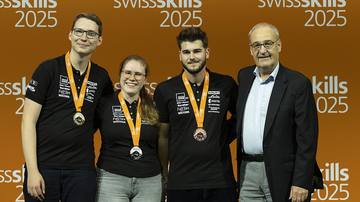 Von links: Gold, Silber, Bronce. Bei den Metallbaukonstrutkeur/innen gehen Gold und Silber in den Kanton St. Gallen.