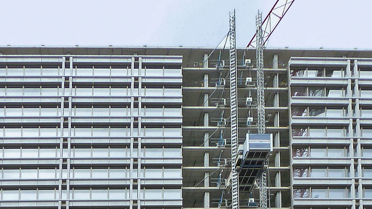 Photo : rédaction Pendant la construction, un ascenseur extérieur permet d’accéder aux différents étages.