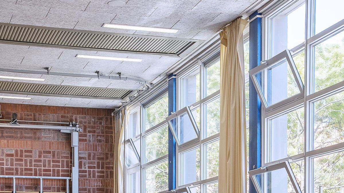 Les systèmes de fenêtres de GEZE peuvent être intégrés de façon flexible dans la technique pilote de bâtiments et être ouverts ou fermés automatiquement à des horaires définis ou dans des situations spécifiques.