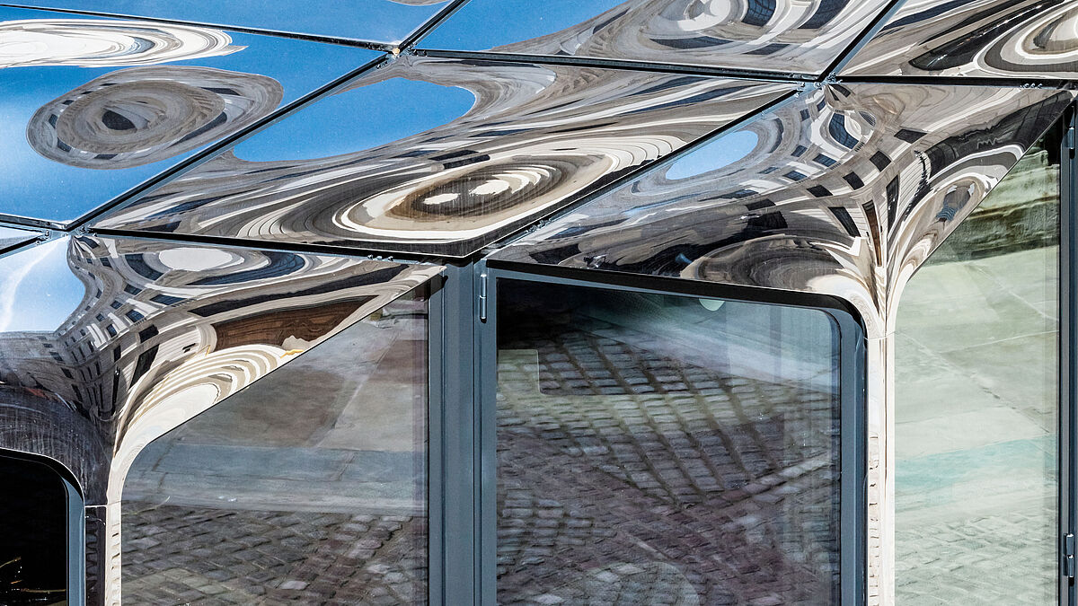 Detailansicht: Die filigranen Profile und die feingliedrigen Beschläge setzen einen besonderen Akzent.