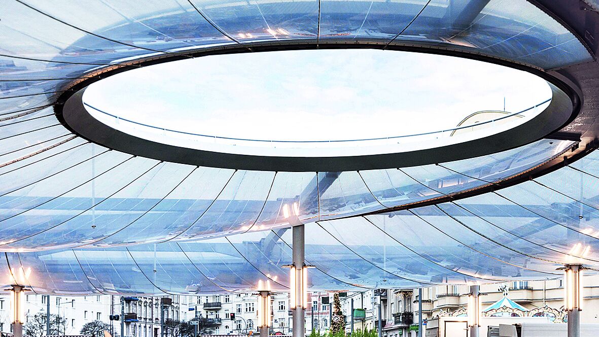 En raison de la disposition excentrique de l’anneau intérieur, le coussin s’amincit jusqu’à moins d’un mètre de large.