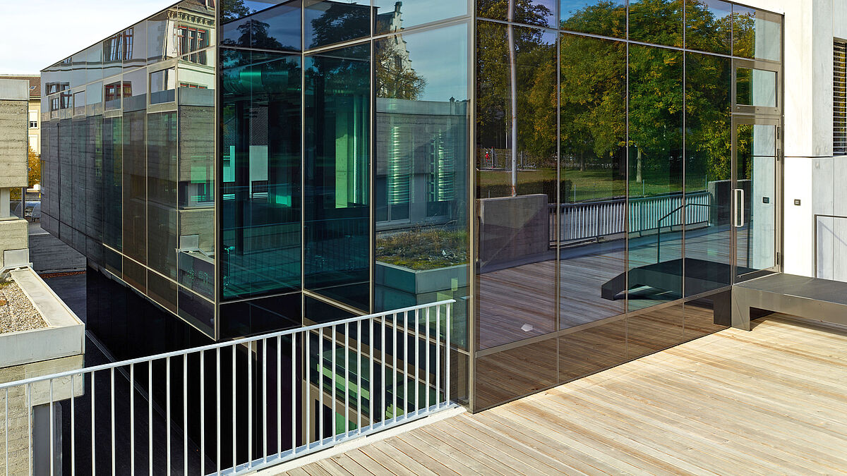 Le vitrage en verre de sécurité aux joints filigranés présente des arêtes vives et son langage architectural est clair.