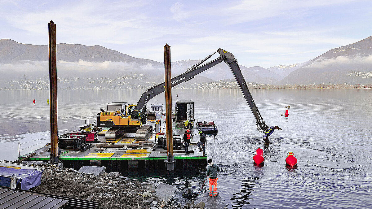 Der Seegrund wird mit dem Bagger vom Schwimmponton aus bereinigt.