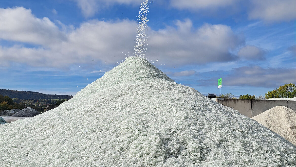 Hochwertiger Sekundärrohstoff: Die geschredderten Flachglasscherben konnten dem Schmelzprozess wieder zugeführt werden. Foto: Glas Trösch