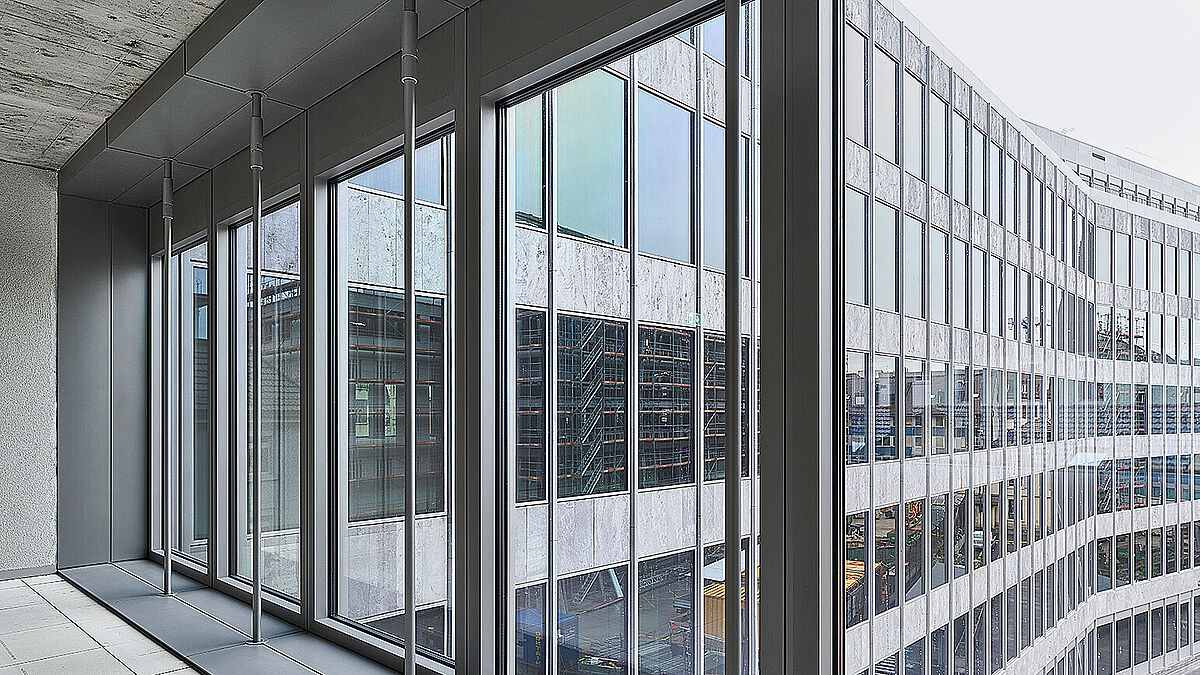 Bei der Einbringung der Fassadenelemente mussten teils erhebliche Bautoleranzen aufgenommen werden.