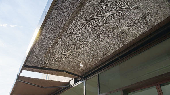 Die Bespannung der Markisen wurde hier so gewählt, dass die Bücher geschützt sind und dennoch genug Licht einfällt.