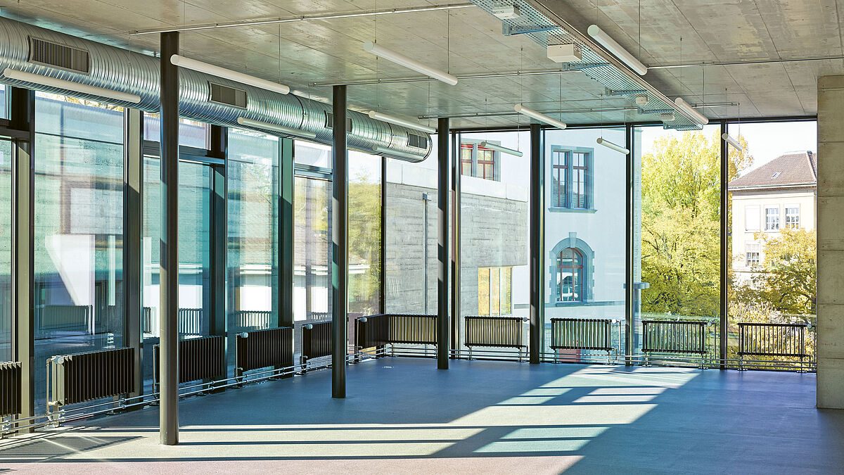 De jour, la vue vers l’extérieur est permanente.