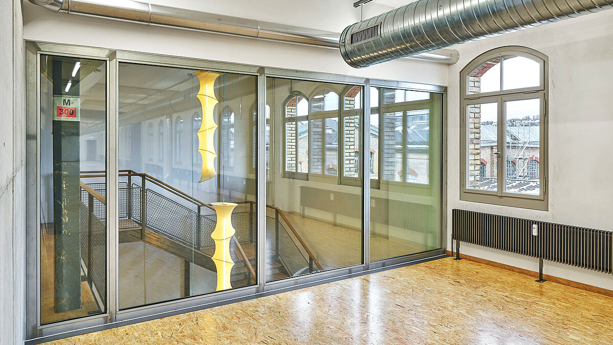 Die einzelnen Teile sind feldweise aneinandergefügt. Die Ecken sind verschweisst und verschliffen. 