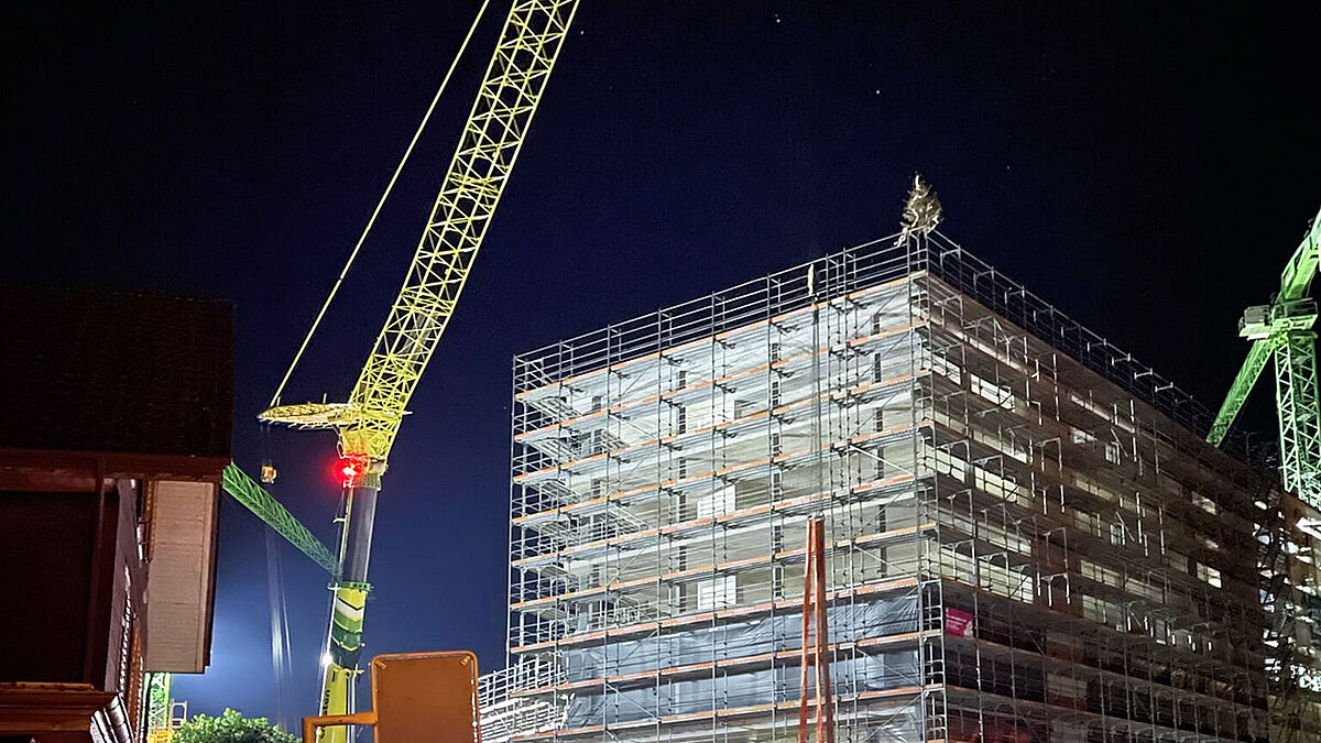 Der mobile Riesenkran ist installiert, die Brücke zum Aufzug bereit.