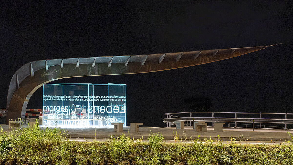 Das aus Cortenstahl gefertigte Werk ist 17 m lang, 5,5 m breit und 4,9 m hoch. Das Kastanienblatt bringt rund 9 Tonnen auf die Waage.