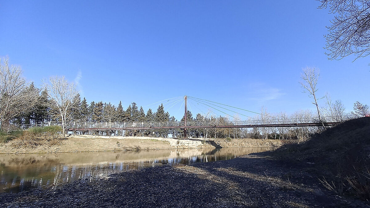 Der Name der 75 m langen Fussgängerbrücke «Voie des Papes» ist eine Hommage an den ersten Papstpalast, der in der Zeit von 1317 bis 1324 in Sorgues erbaut wurde.