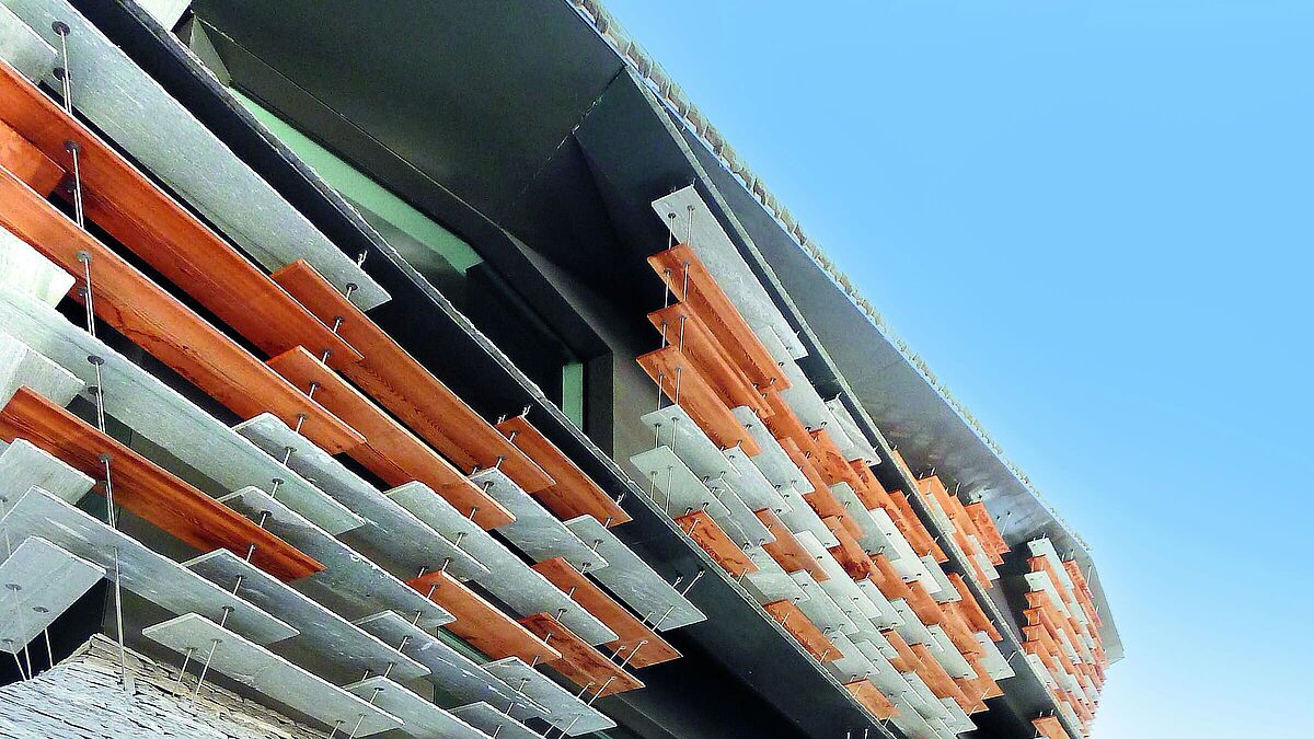 Photo : RédactionVers le haut, la proportion de panneaux en bois augmente par rapport aux dalles en pierre.