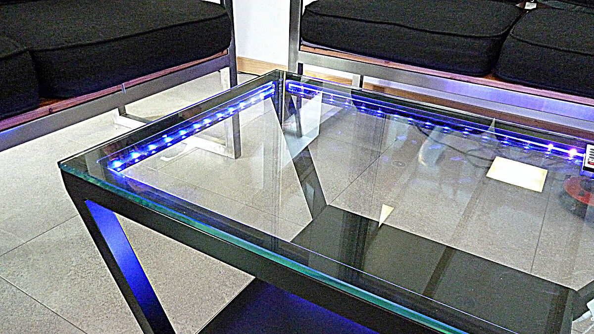 Beistelltisch mit hinterleuchteter Glasplatte.