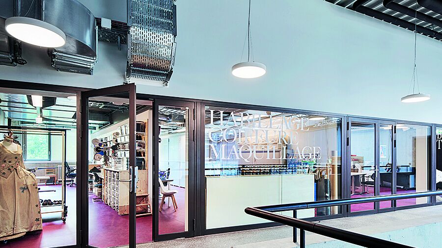 Für Transparenz und Brandschutz sorgen in den Foyers und Fluren Glastrennwände und Türen mit Forster Fuego light El30.