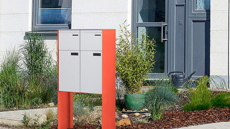 Das Postgesetz sowie die Postverordnung regeln Ausführung, Standort und Abmessungen von Briefkästen und Paketboxen.