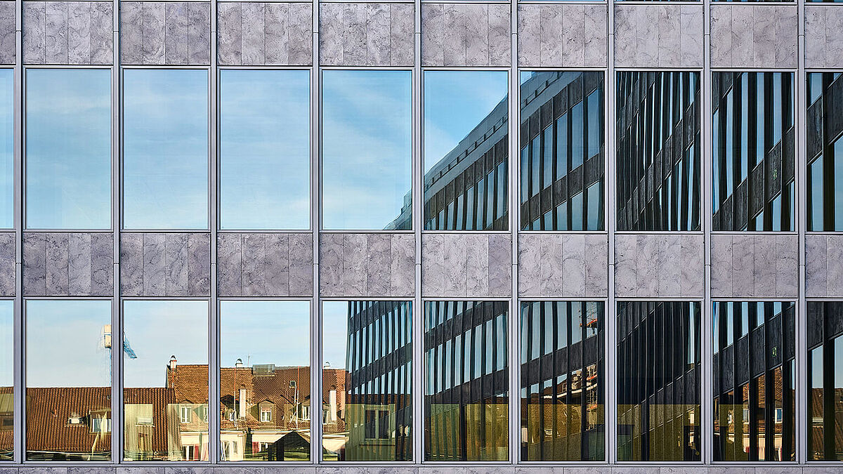 Le vitrage avec eyrise s350 permet un obscurcissement par simple pression d’un bouton.