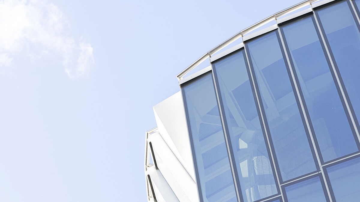 Die komplexe Geometrie erforderte eine individuelle Fertigung von 1730 vertikalen Pfosten . Im Print weglassen 