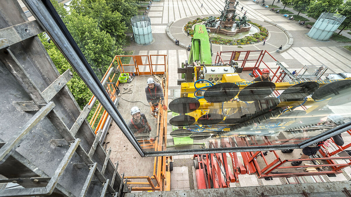 Rund 550 kg bringt ein solches Scheibenelement auf die Waage.