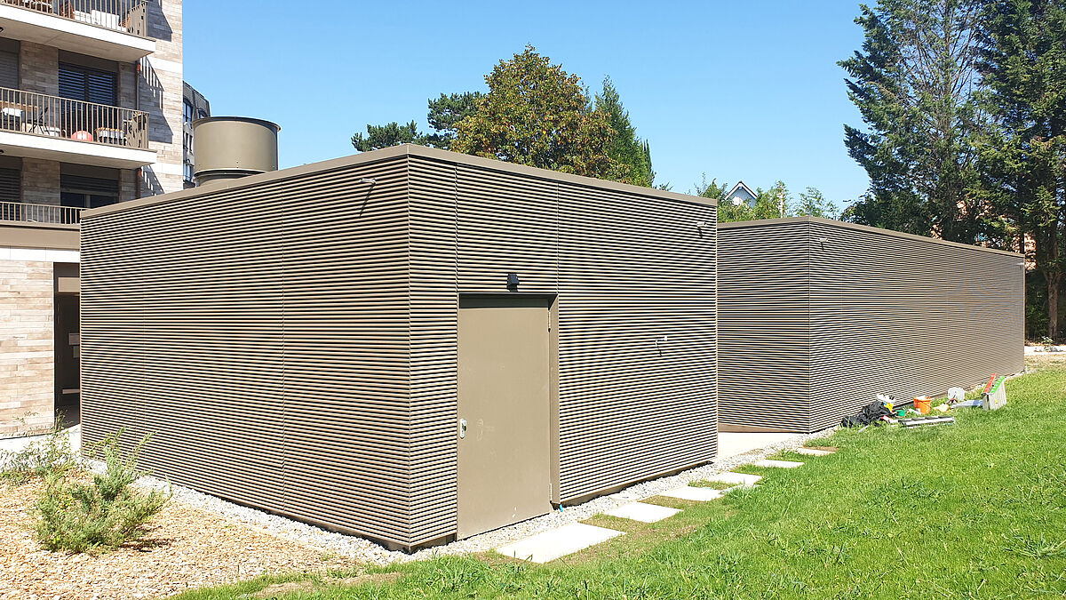 Geräte-Container und Veloräume benötigen eine angemessene Belüftung. Hierfür wählten die Architekten die Lamellen Typ DucoWall Solid 30 Z mit Lüftungslochung. Auch die Integrationen von Türelementen ist möglich.